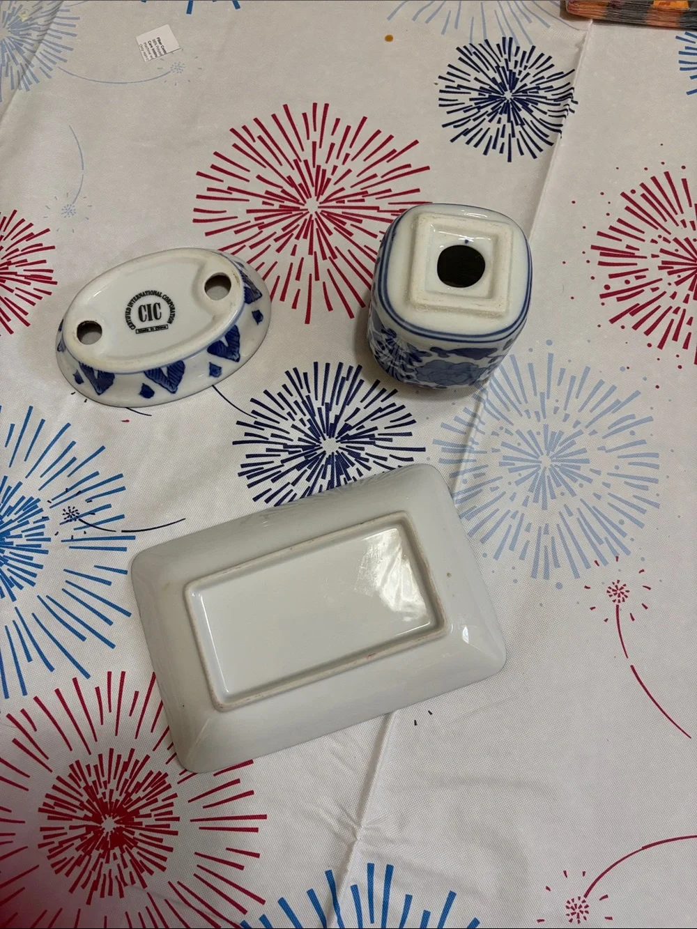 VARIOUS BLUE AND WHITE BATHROOM ACCESSORIES